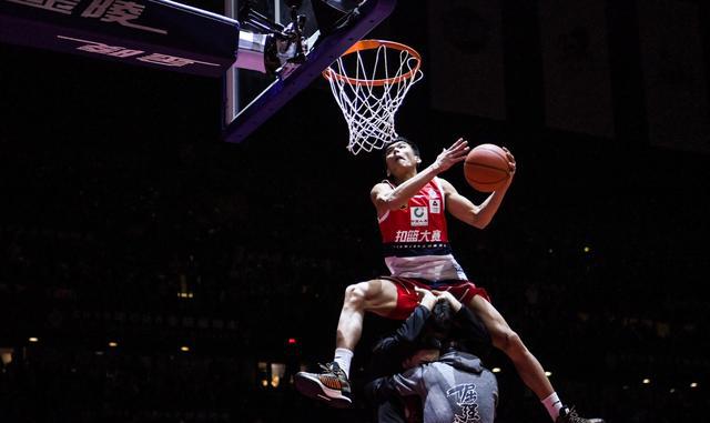 技惊四座,球员飞身扣篮让观众惊呼连连!的简单介绍 技惊四座,球员飞身扣篮让观众惊呼连连!的简单介绍