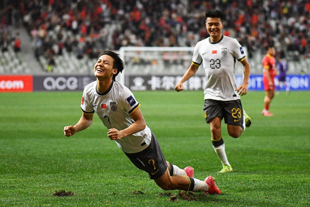 足球明星球员争夺个人荣誉,中国选手表现抢眼 足球明星球员争夺个人荣誉,中国选手表现抢眼